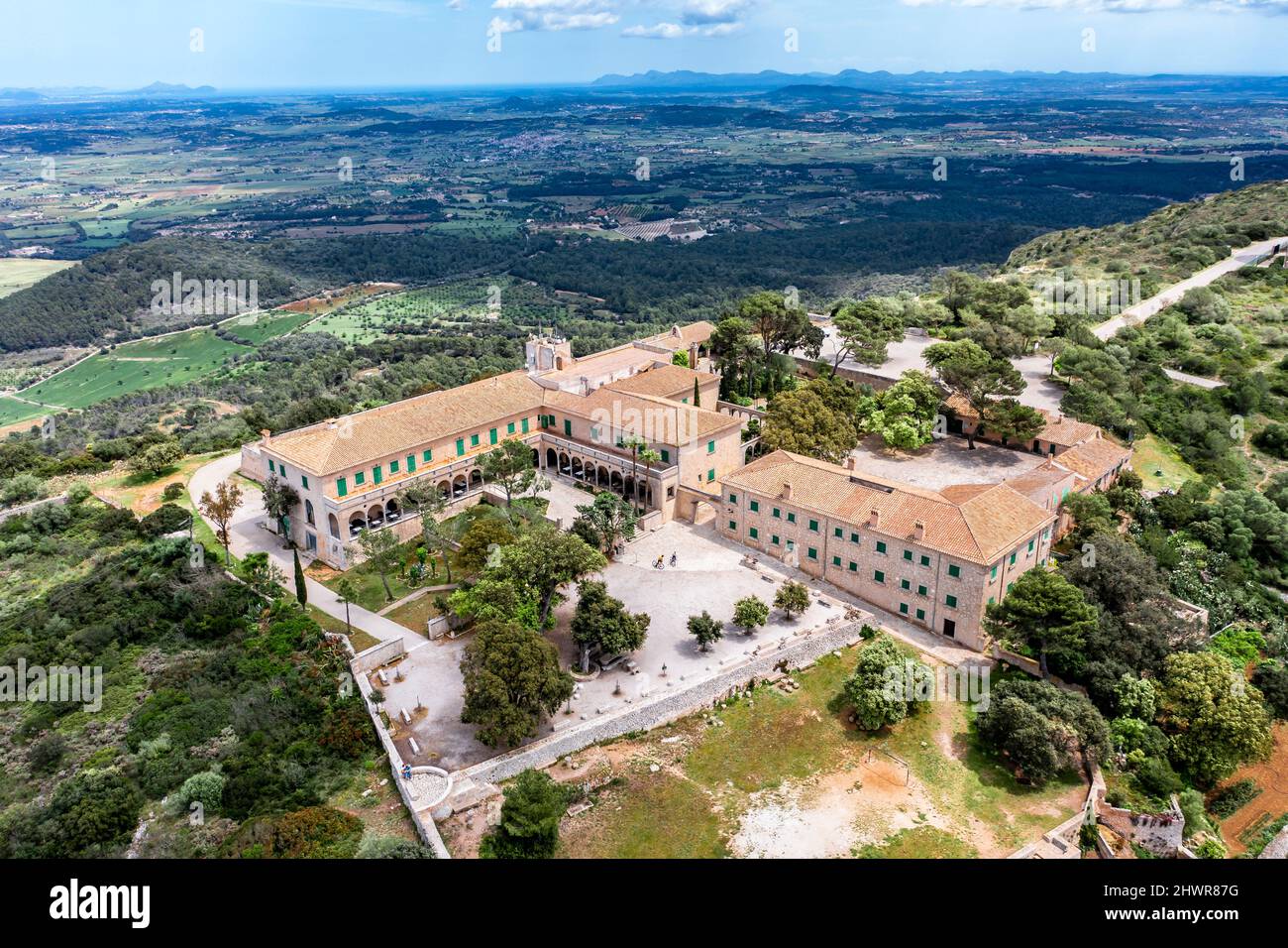 Espagne, Majorque, vue en hélicoptère du Sanctuaire de Cura situé au sommet de Puig de Randa en été Banque D'Images