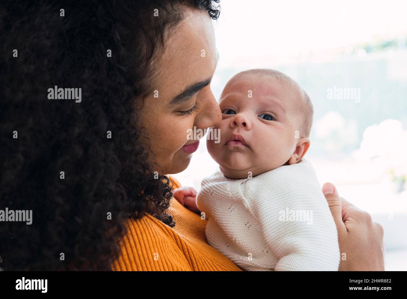 Une mère affectueuse transportant un bébé garçon Photo Stock - Alamy
