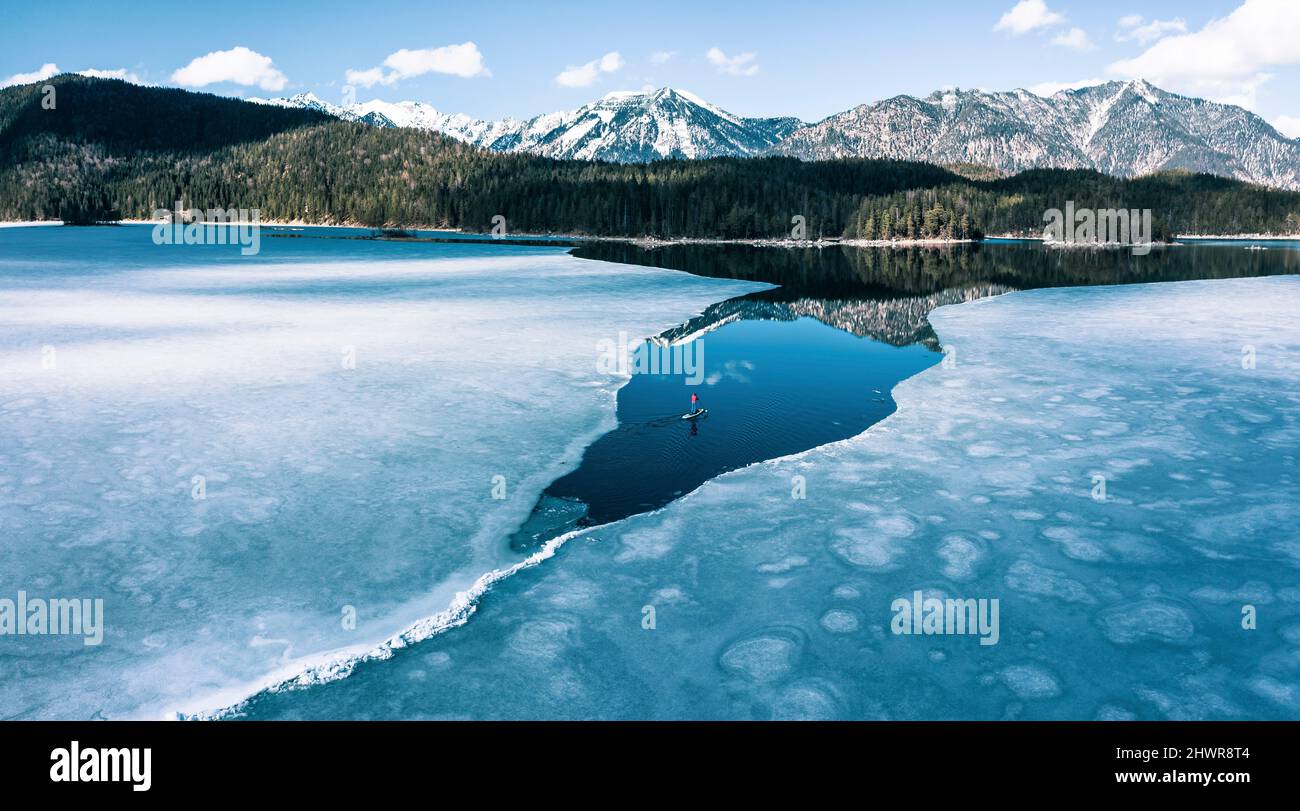 Allemagne, Bavière, vue aérienne du pagayboard seul entre les flotteurs de glace dans le lac Eibsee Banque D'Images