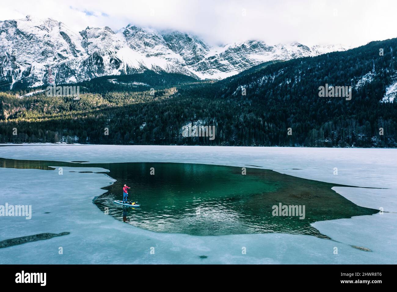 Allemagne, Bavière, vue aérienne du pagayboard seul entre les flotteurs de glace dans le lac Eibsee Banque D'Images