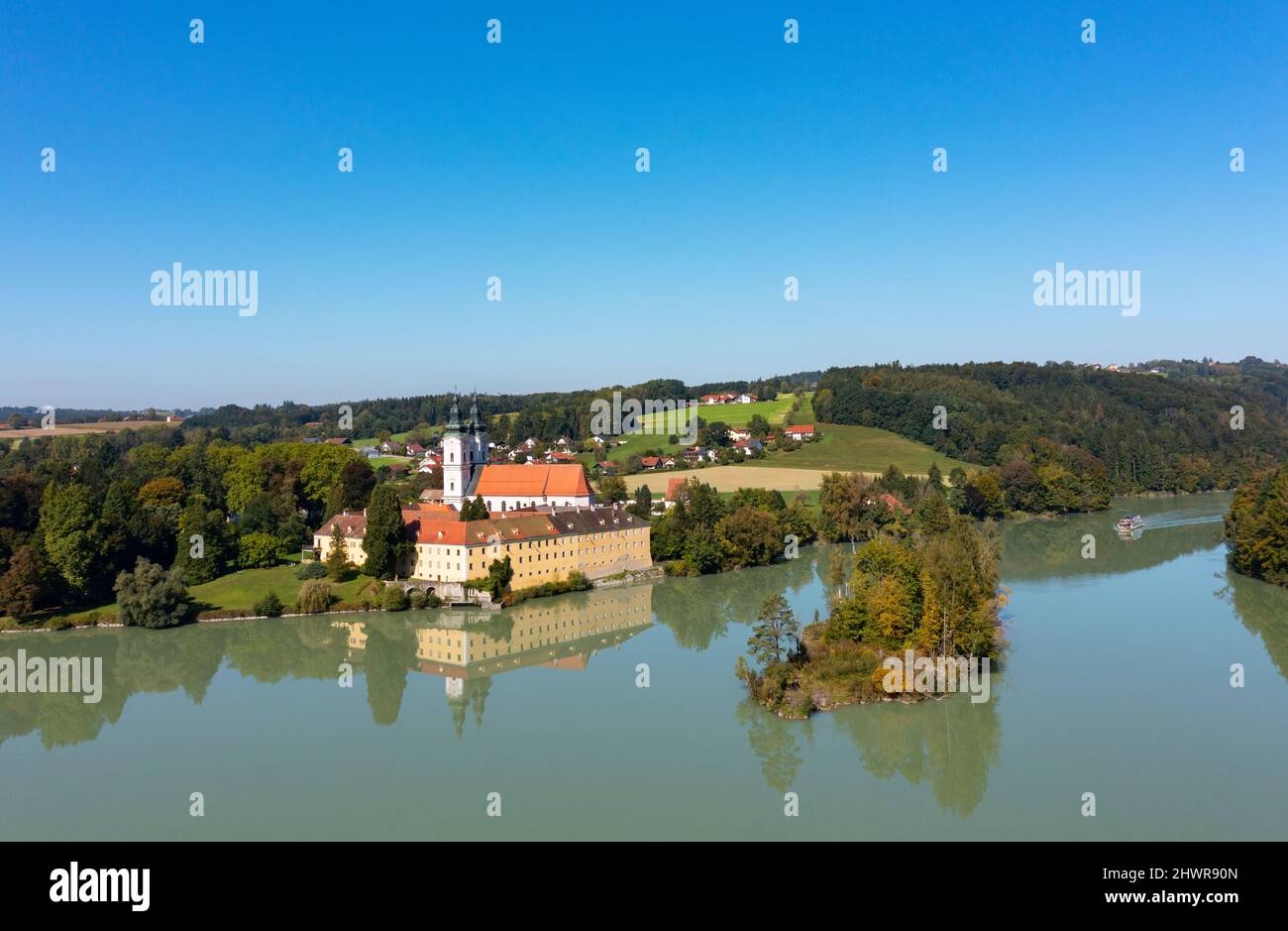 Allemagne, Bavière, Neuhaus am Inn, Drone vue sur le fleuve Inn et l'abbaye de Vornbach en été Banque D'Images