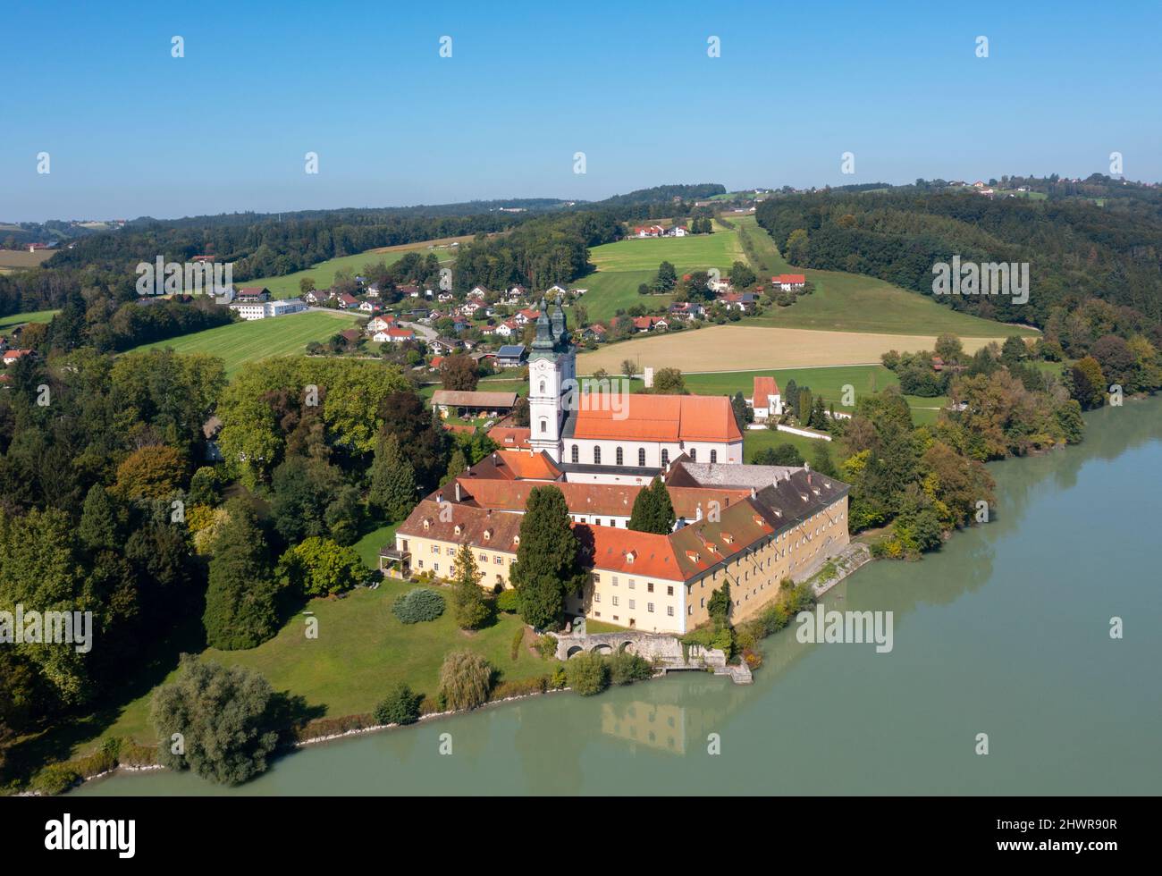 Allemagne, Bavière, Neuhaus am Inn, Drone vue sur l'abbaye de Vornbach en été Banque D'Images