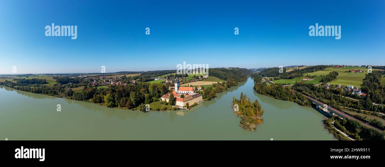 Allemagne, Bavière, Neuhaus am Inn, Drone vue sur le fleuve Inn et l'abbaye de Vornbach en été Banque D'Images