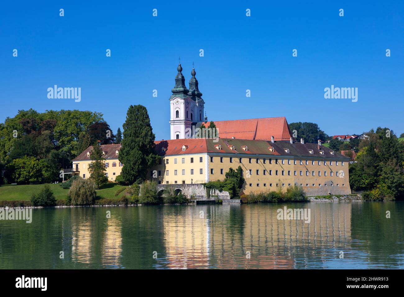 Allemagne, Bavière, Neuhaus am Inn, Drone vue sur l'abbaye de Vornbach en été Banque D'Images