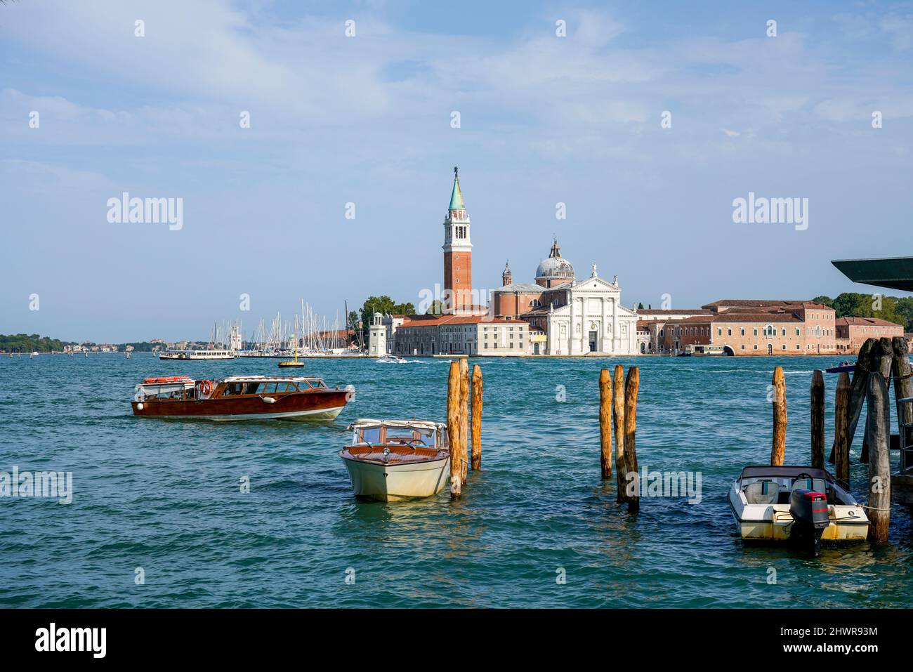 Italie, Vénétie, Venise, Bateaux à moteur amarrés dans le port de plaisance avec l'île de San Giorgio Maggiore en arrière-plan Banque D'Images