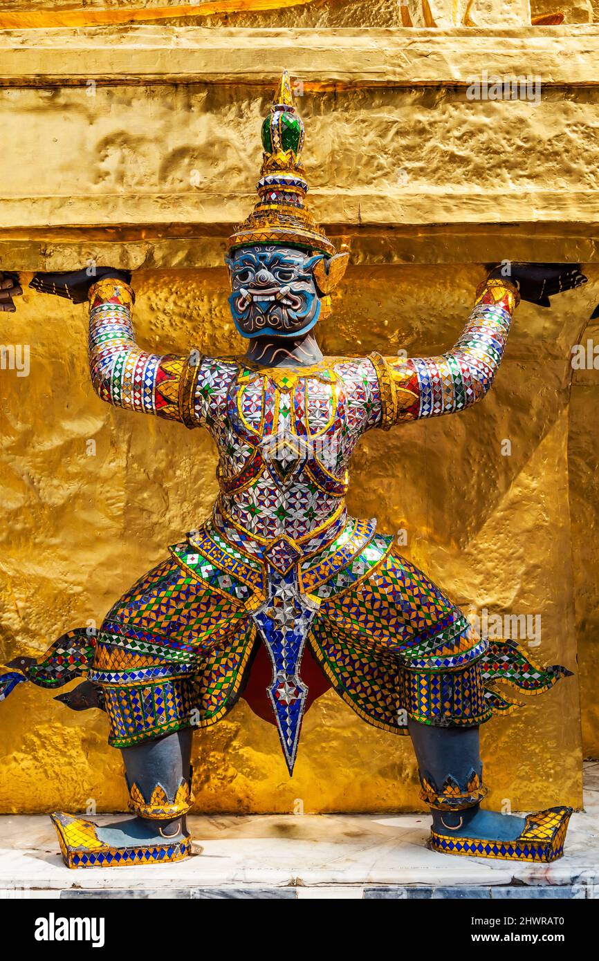 Telamon soutenant Golden stupa dans le temple Wat Phra Kaeo à Bangkok, Thaïlande Banque D'Images