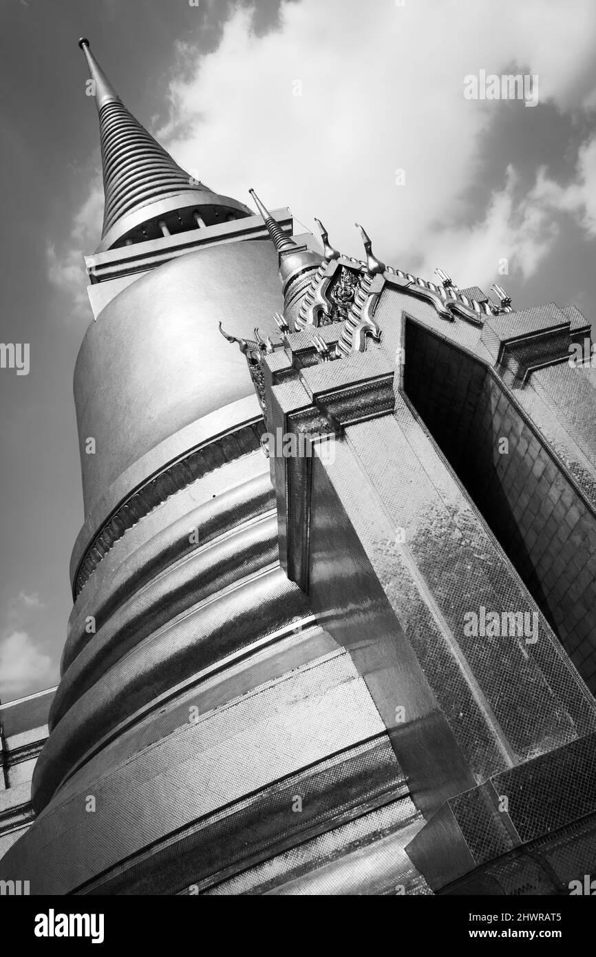 Stupa dans le temple Wat Phra Kaeo à Bangkok, Thaïlande. Photographie en noir et blanc Banque D'Images