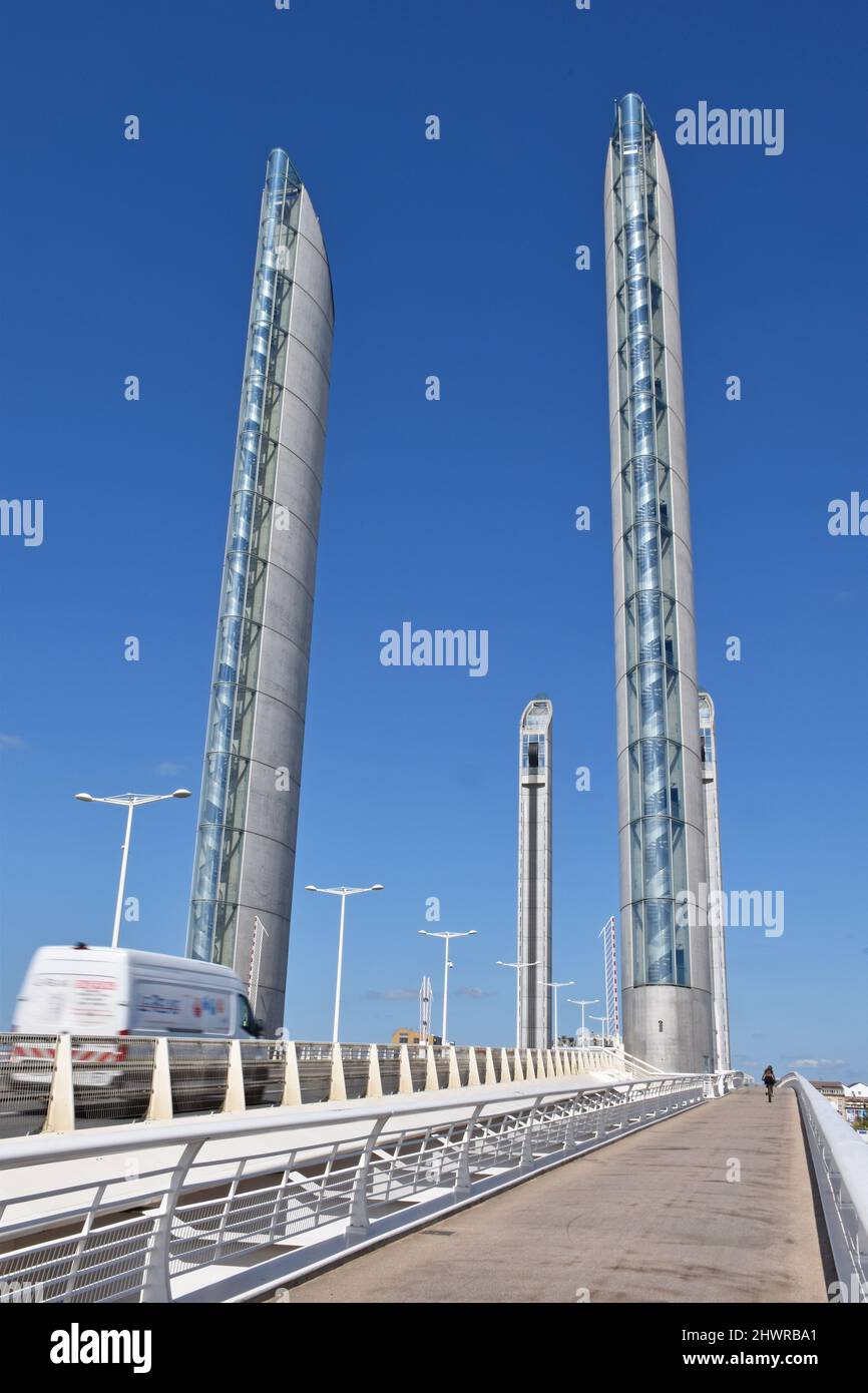Pont Jacques Chaban Delmas, pont sur la Garonne, au nord du centre de Bordeaux, pont de levage à quatre tours, il a été ouvert en 2013 Banque D'Images