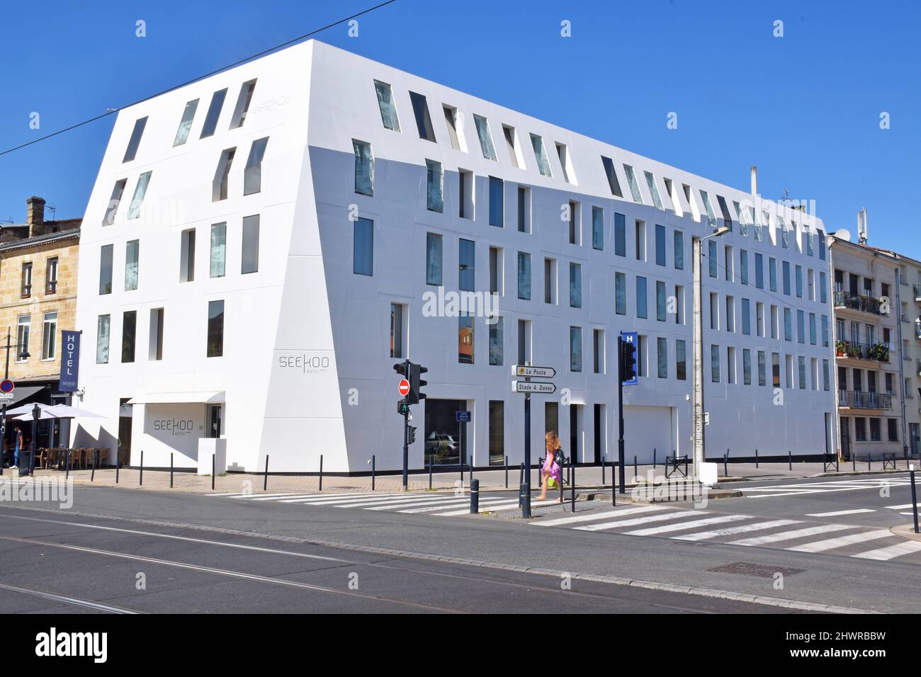 Le Seeko’o Boutique Hotel blanc pur sur le Quai de Bacalan, dans une partie récemment revitalisée du front de mer de Bordeaux Banque D'Images