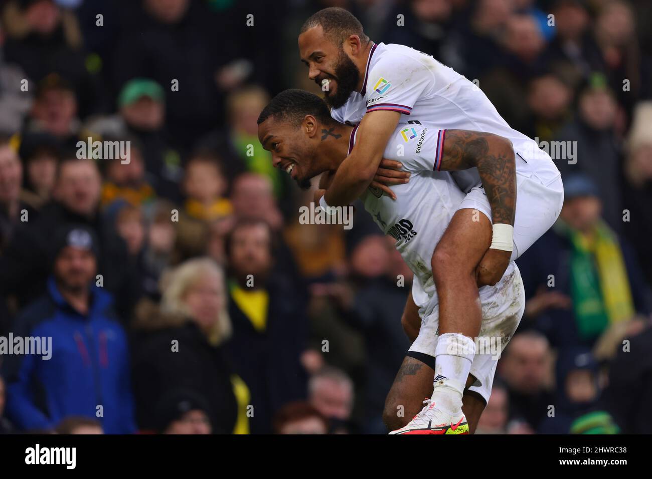 Ivan Toney (L) est félicité par Bryan Mbeumo (R) de Brentford après avoir obtenu son troisième but pour terminer son tour de chapeau et faire le score 3-0 - Norwich City v Brentford, Premier League, Carrow Road, Norwich, Royaume-Uni - 5th mars 2022 usage éditorial seulement - restrictions DataCo s'appliquent Banque D'Images