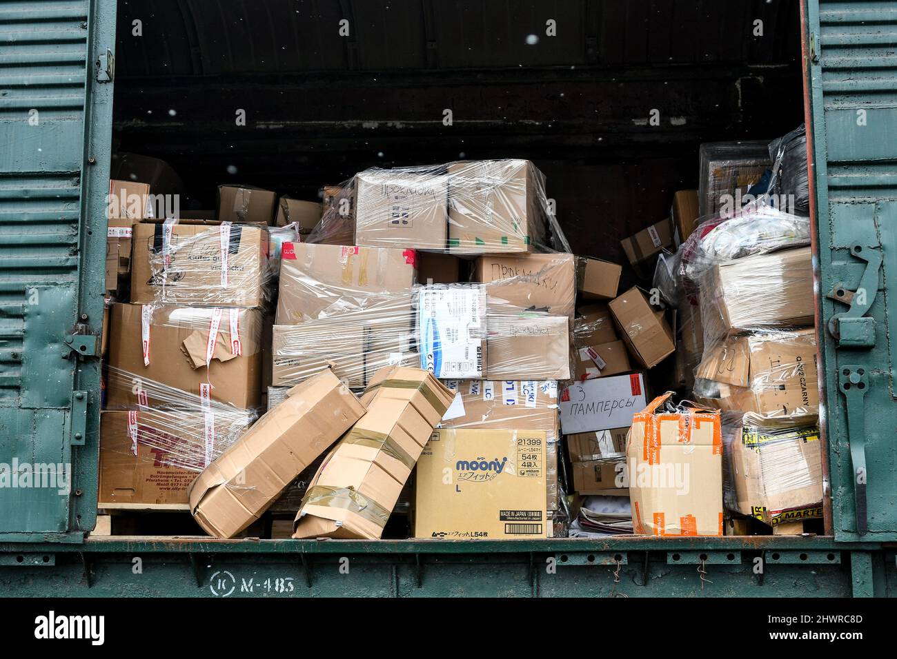 ZAPORIZHHIA, UKRAINE - 5 MARS 2022 - des boîtes avec aide humanitaire envoyées par des résidents de Lviv sont photographiées à Zaporizhzhia, dans le sud-est de l'Ukraine. Ukraine Banque D'Images