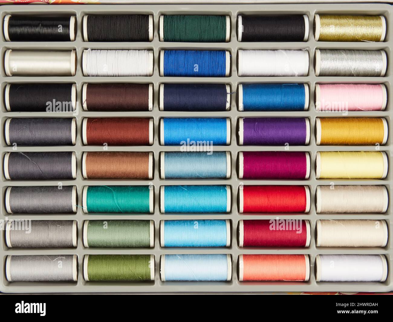 Assortiment de bobines avec fil à coudre de couleur Banque D'Images