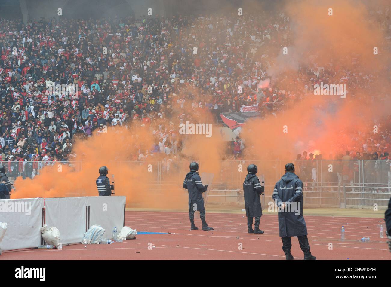 Rades, Tunisie. 7th mars 2022. Supporters du Club Africain lors du match des 9th jours du championnat tunisien entre le club africain (CA) et l'Etoile sportive du sahel (ESS) au stade des Rades. (Credit image: © Chokri Mahjoub/ZUMA Press Wire) Banque D'Images