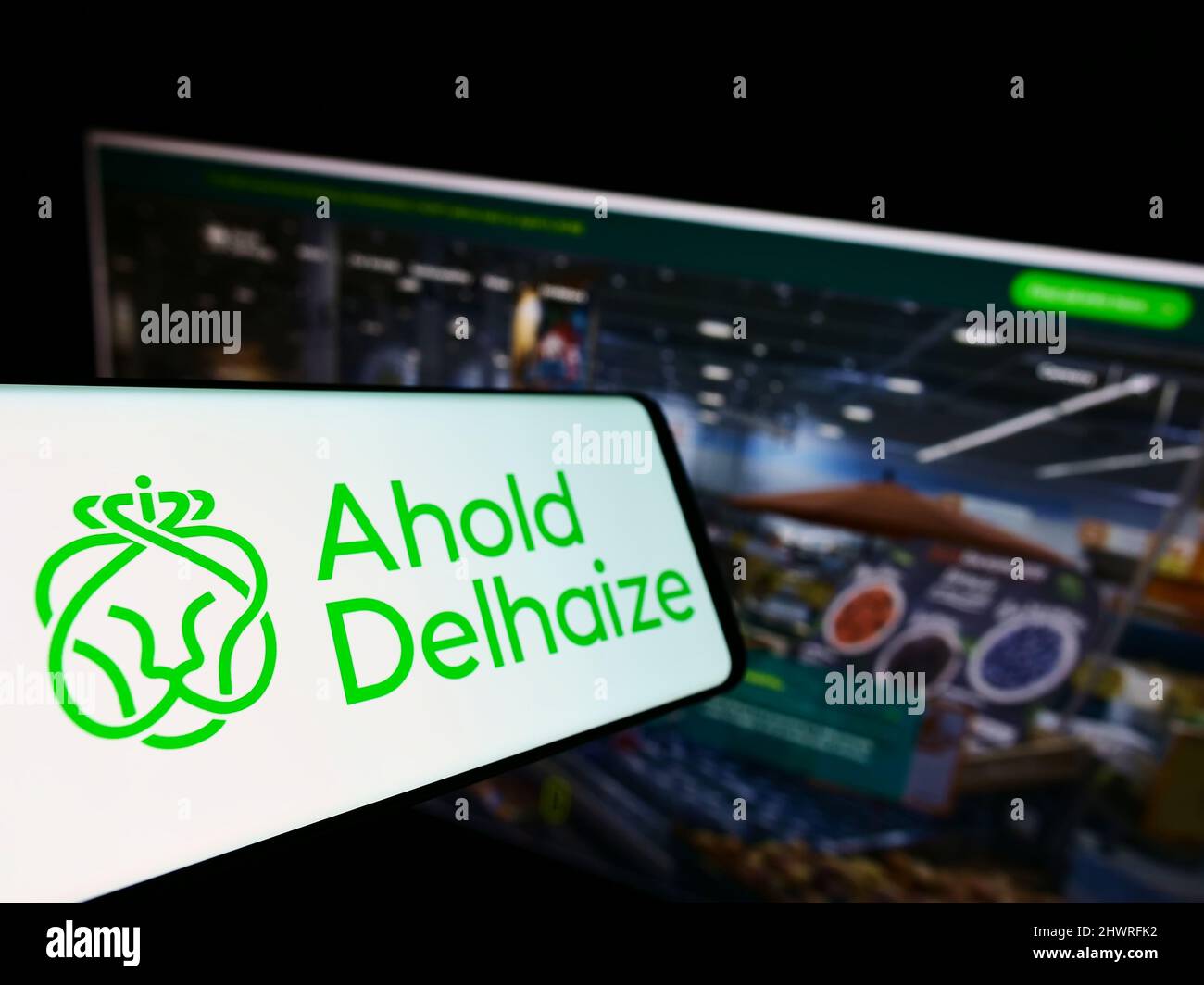 Smartphone avec le logo de la société néerlandaise Koninklijke Ahold Delhaize NV sur l'écran devant le site Web des entreprises. Mise au point au centre-gauche de l'écran du téléphone. Banque D'Images