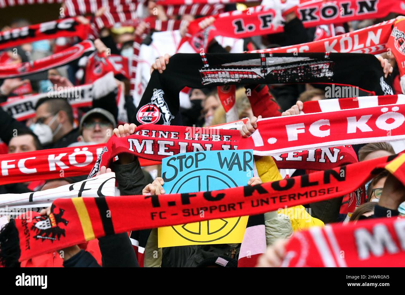 Bundesliga, Rhein Energie Stadium Cologne: 1. FC Köln contre Hoffenheim ; les fans de Cologne de 'Top War' font une déclaration contre la guerre en Ukraine. Banque D'Images