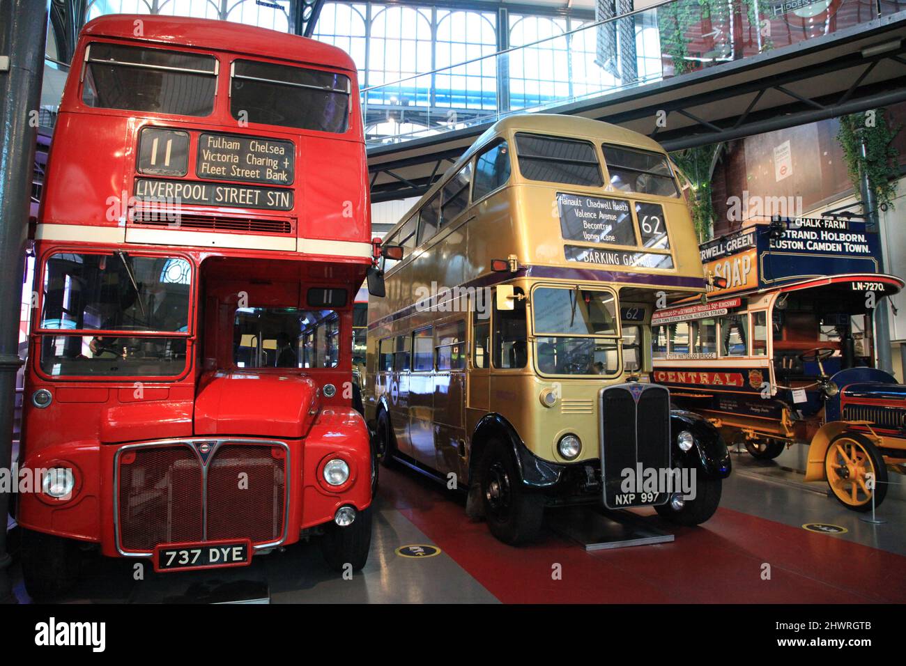 Musée des transports de Londres, salle d'exposition avec ses bus et ses modes de transport historiques Banque D'Images