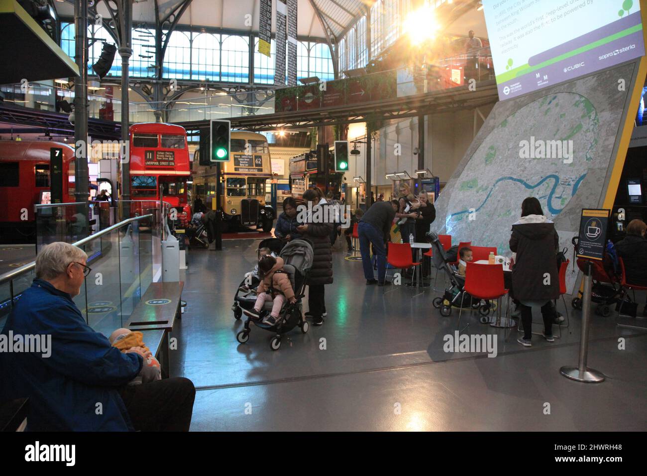 Vue globale sur l'exposition des transports anciens de Londres, au rez-de-chaussée du musée des transports de Londres Banque D'Images