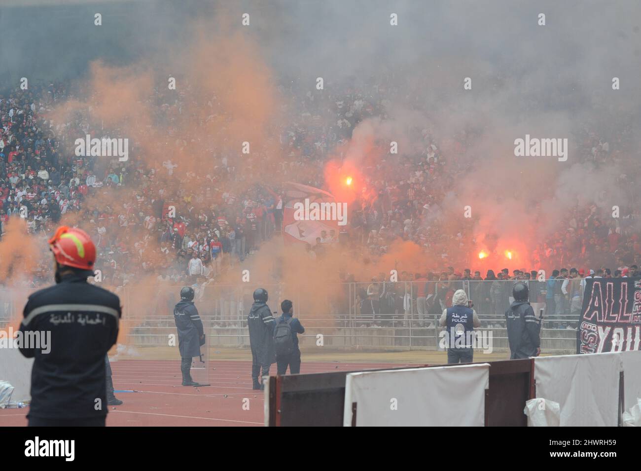 Rades, Tunisie. 7th mars 2022. Supporters du Club Africain lors du match des 9th jours du championnat tunisien entre le club africain (CA) et l'Etoile sportive du sahel (ESS) au stade des Rades. (Credit image: © Chokri Mahjoub/ZUMA Press Wire) Banque D'Images