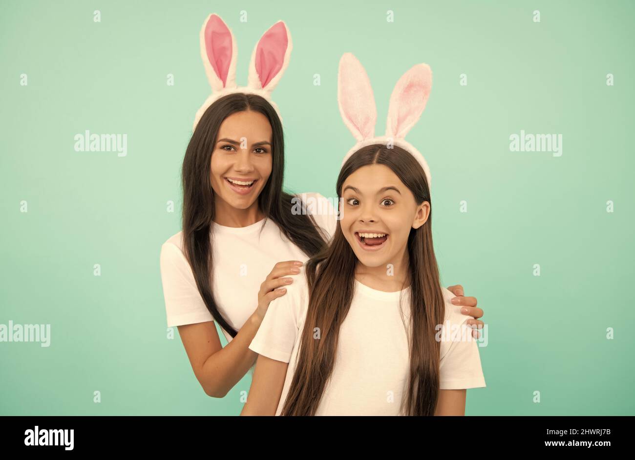 joyeuses pâques famille de maman et fille dans les oreilles de lapin, joyeuses pâques Banque D'Images