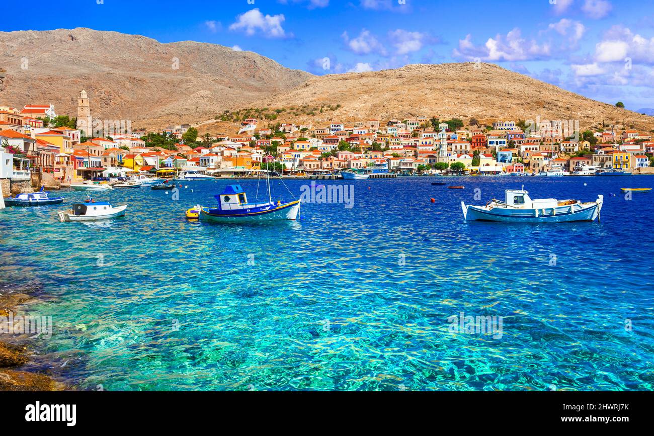 Villages de pêcheurs traditionnels de Grèce - charmante île Chalki (Halki) en Dodécanèse. Vue avec des bateaux typiques et des maisons colorées Banque D'Images