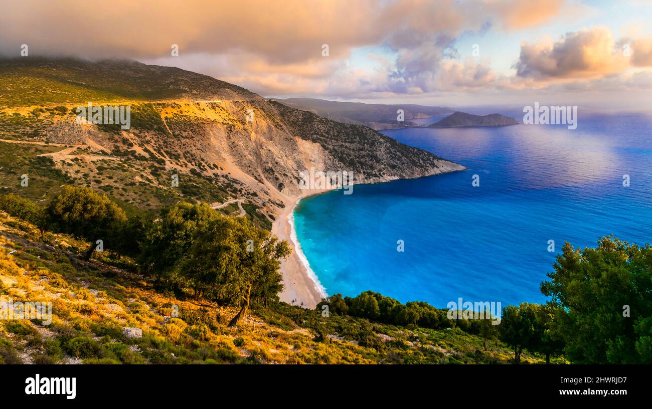 Baie de Myrtos - une des plus belles plages de Grèce. Mirtos au coucher du soleil. Céphalonie (kefalonia) île grecque Ionienne Banque D'Images