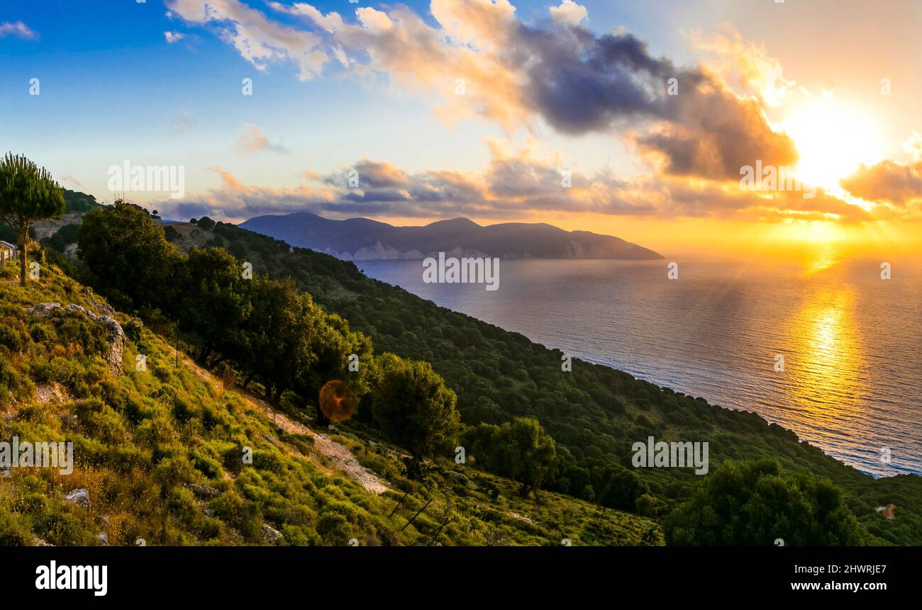 Baie de Myrtos - une des plus belles plages de Grèce. Mirtos au coucher du soleil. Céphalonie (kefalonia) île grecque Ionienne Banque D'Images