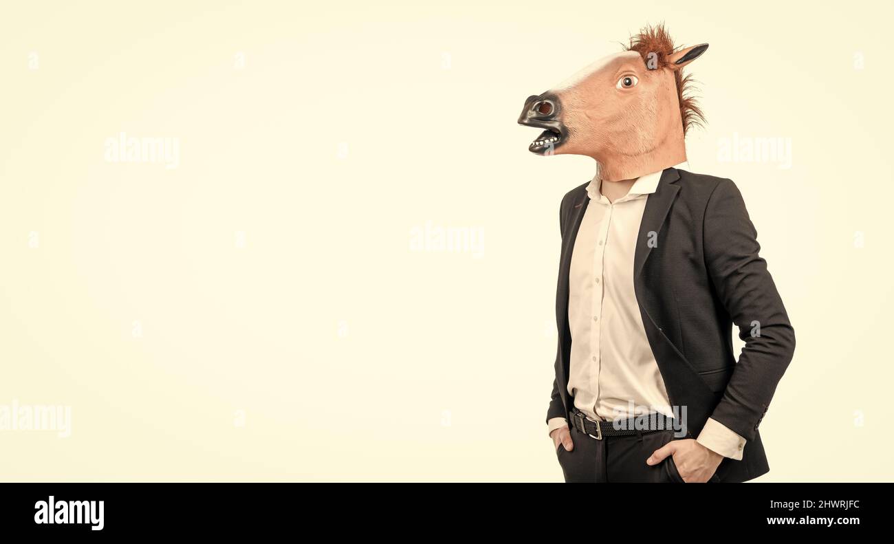 Professionnel homme dur porter tête de cheval avec costume formel, cheval de travail Banque D'Images