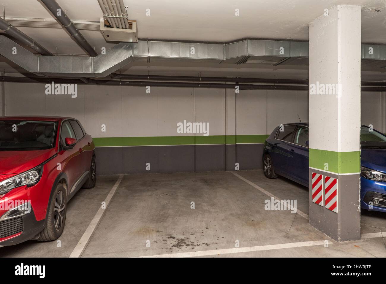 Espace de garage délimité par de la peinture blanche dans un immeuble résidentiel Banque D'Images