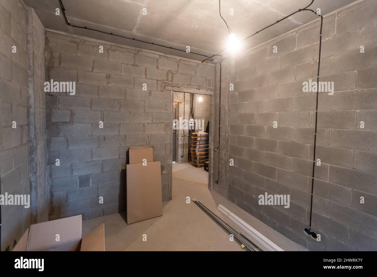 Le processus d'installation de cadres métalliques pour placoplâtre - cloisons sèches - pour la fabrication de murs de gypse dans l'appartement est en construction, remodelage Banque D'Images