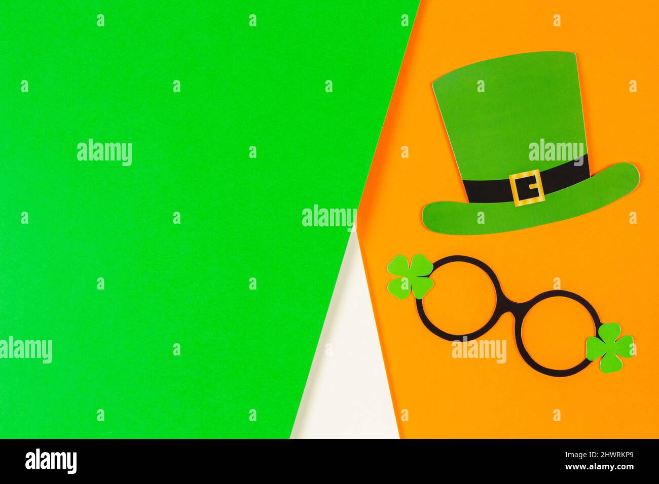 Bonne Saint Patrick.Patrick Day Party accessoires: Chapeau leprechaun,  lunettes avec trèfle chanceux sur fond vert blanc orange Photo Stock - Alamy