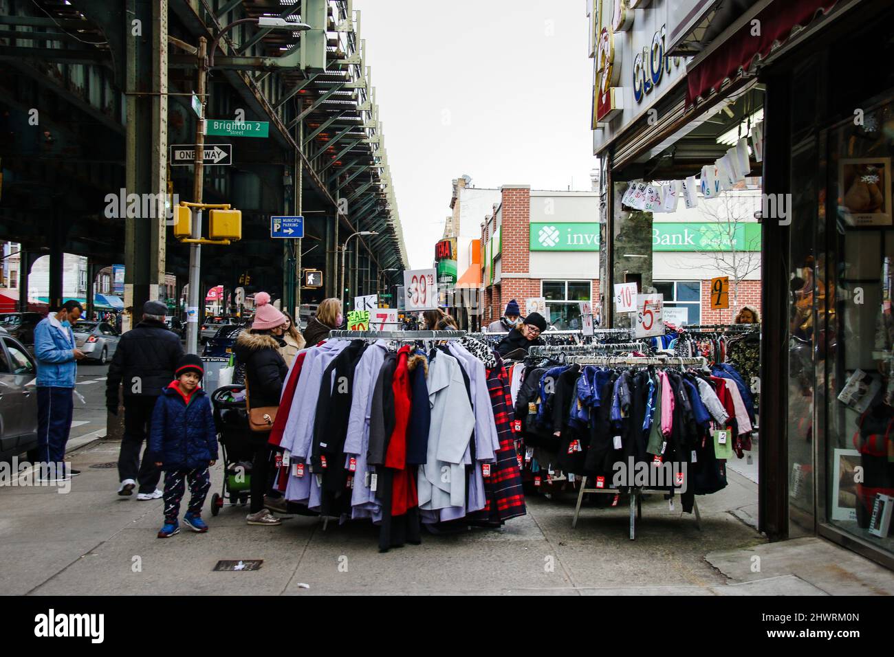 Résidents et boutiques de Brighton Beach. Les plus grandes communautés ukraniennes-américaines de New York sont situées dans les zones de Brighton Beach et Sheepshead Bay à Brooklyn. Brighton Beach a été surnommé Little Odessa en raison de sa population d'immigrants d'Ukraine, de Russie et d'autres territoires ex-soviétiques. Pris le 5 mars 2022, à Brooklyn, New York . Des gens du monde entier ont affiché des panneaux et suspendu des drapeaux ukrainiens pour soutenir l'Ukraine après que la Russie a commencé son attaque sur le pays la semaine dernière. Par Erica Price/Sipa USA) Banque D'Images