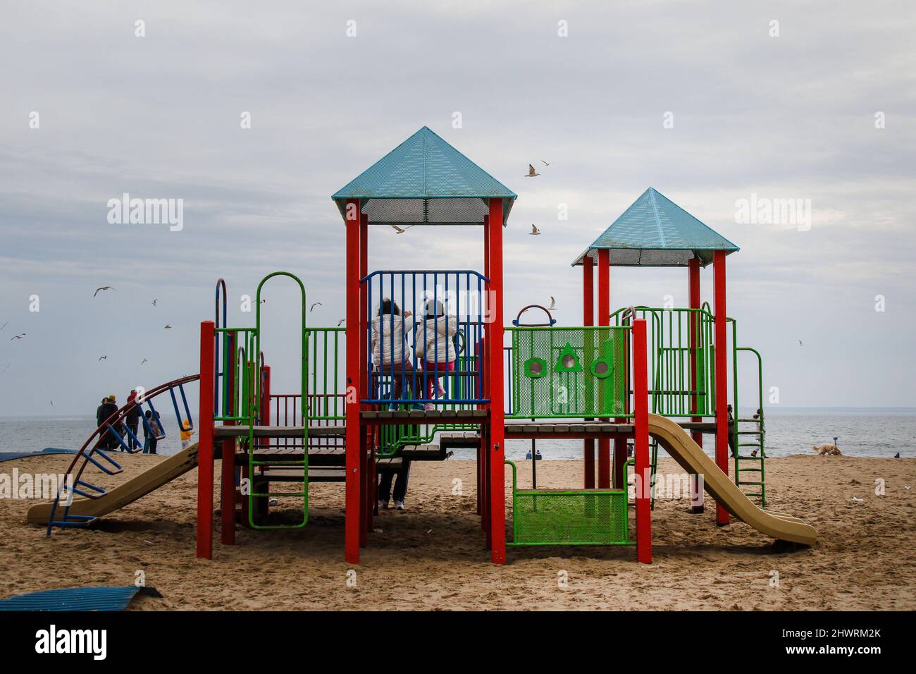 Les résidents de Brighton Beach se réunissent pour un rassemblement pro Ukraine à la promenade de Riegelmann et Brighton 6th. Beaucoup portent les couleurs jaune et bleu du drapeau ukrainien pour montrer leur soutien. Les plus grandes communautés ukraniennes-américaines de New York sont situées dans les zones de Brighton Beach et Sheepshead Bay à Brooklyn. Brighton Beach a été surnommé Little Odessa en raison de sa population d'immigrants d'Ukraine, de Russie et d'autres territoires ex-soviétiques. Pris le 6 mars 2022, à Brooklyn, New York . Des gens du monde entier ont affiché des panneaux et suspendu des drapeaux ukrainiens pour soutenir l'Ukraine après Russi Banque D'Images