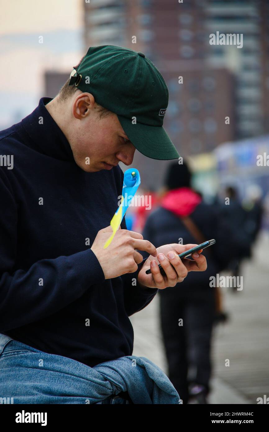 Les résidents de Brighton Beach se réunissent pour un rassemblement pro Ukraine à la promenade de Riegelmann et Brighton 6th. Beaucoup portent les couleurs jaune et bleu du drapeau ukrainien pour montrer leur soutien. Les plus grandes communautés ukraniennes-américaines de New York sont situées dans les zones de Brighton Beach et Sheepshead Bay à Brooklyn. Brighton Beach a été surnommé Little Odessa en raison de sa population d'immigrants d'Ukraine, de Russie et d'autres territoires ex-soviétiques. Pris le 6 mars 2022, à Brooklyn, New York . Des gens du monde entier ont affiché des panneaux et suspendu des drapeaux ukrainiens pour soutenir l'Ukraine après Russi Banque D'Images