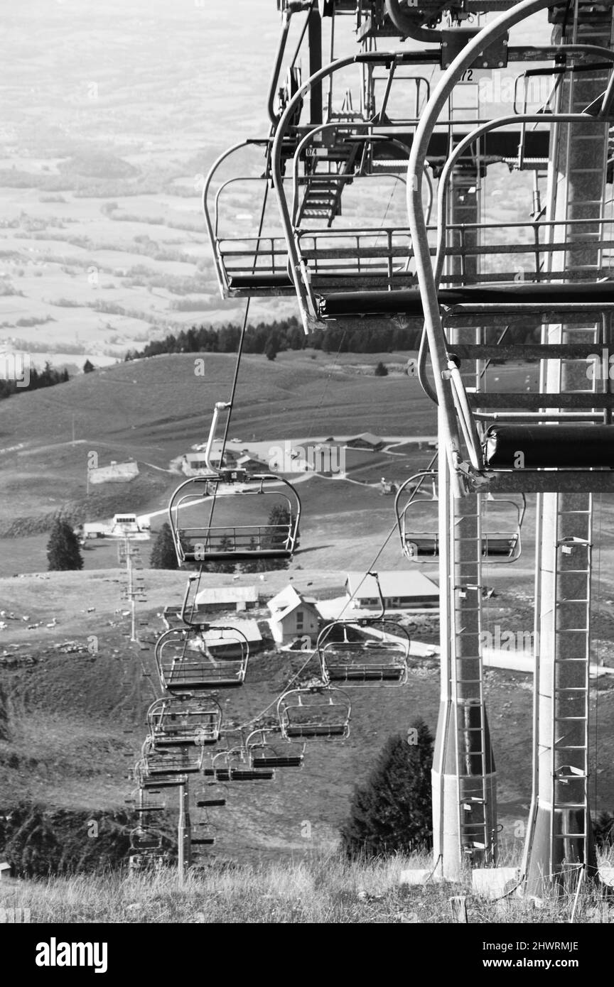 Station de ski alpin en été. Haute-Savoie, France. Photo historique noir blanc. Banque D'Images