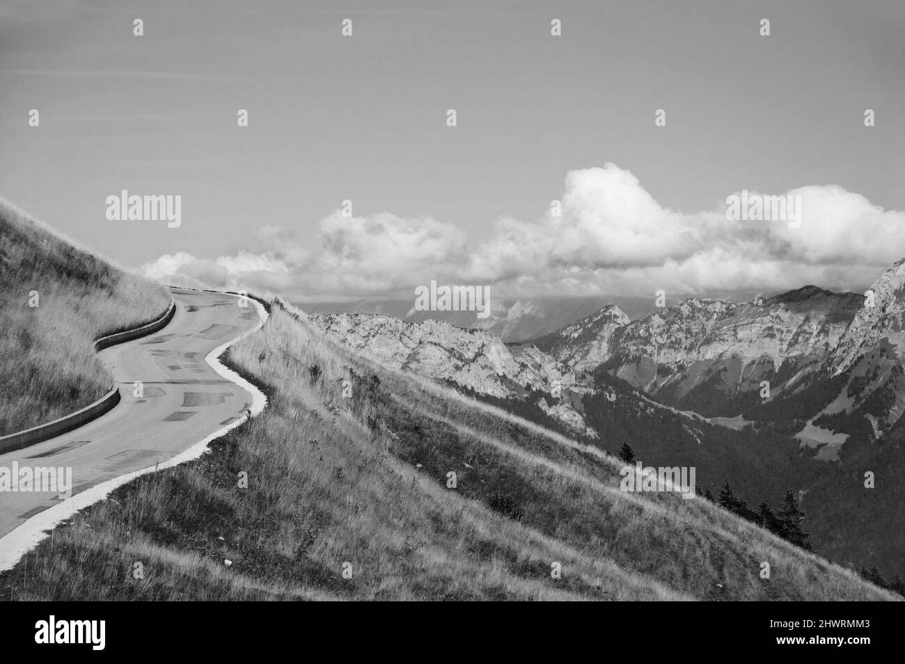 Route réparée dans les Alpes françaises. France. Réparation des routes, sécurité, concepts d'entretien des infrastructures. Photo historique noir et blanc. Banque D'Images