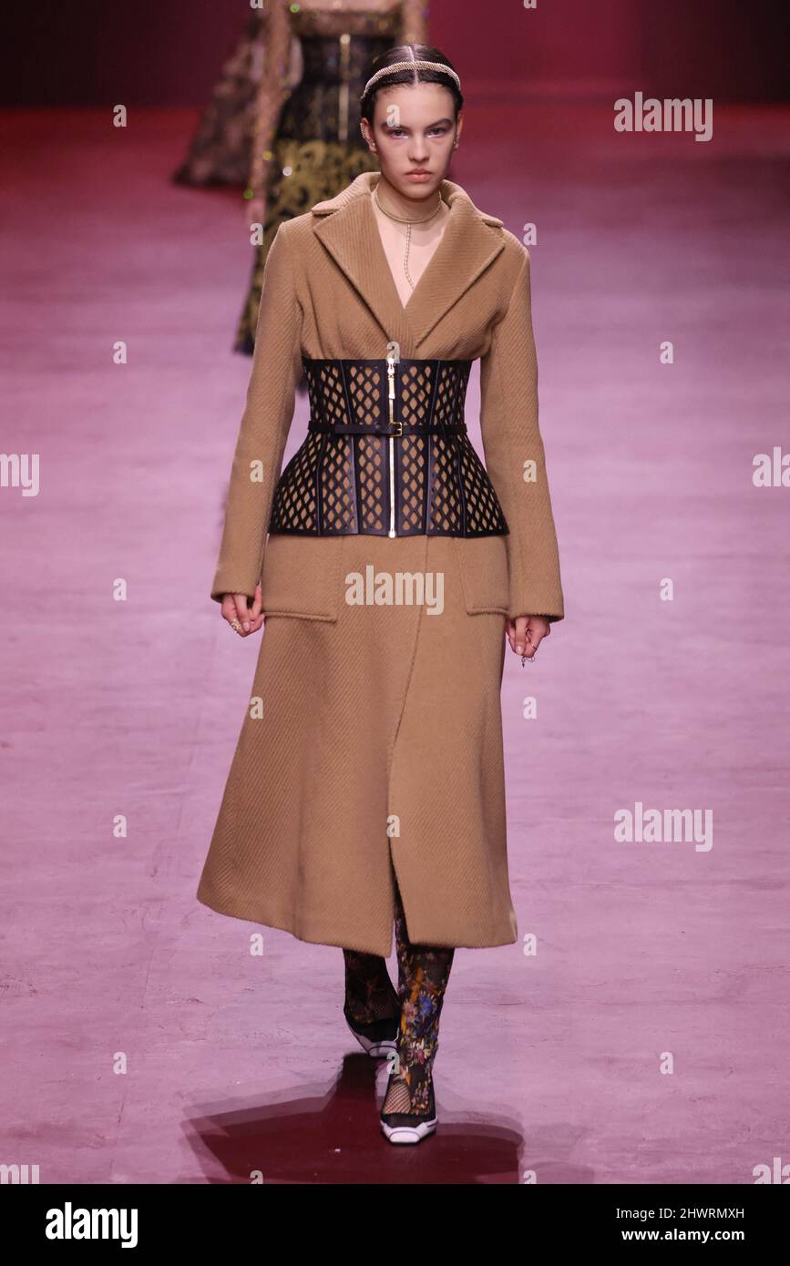 Un mannequin marche sur la piste du défilé de mode de Dior Women Ready to Wear automne hiver 2022/2023 lors de la semaine de la mode de Paris le 1 mars 2022 à Paris, France. Photo d'Alain Gil-Gonzalez/ABACAPRESS.COM Banque D'Images