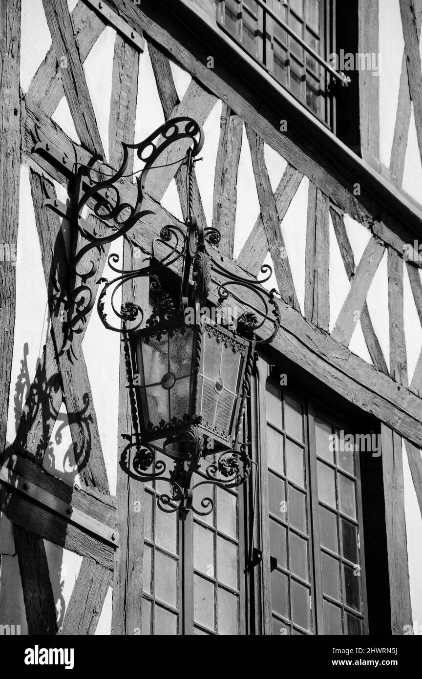 Lanterne ancienne accrochée à une maison à colombages dans la ville médiévale d'Auxerre, en Bourgogne, en France. Photo historique noir blanc. Banque D'Images