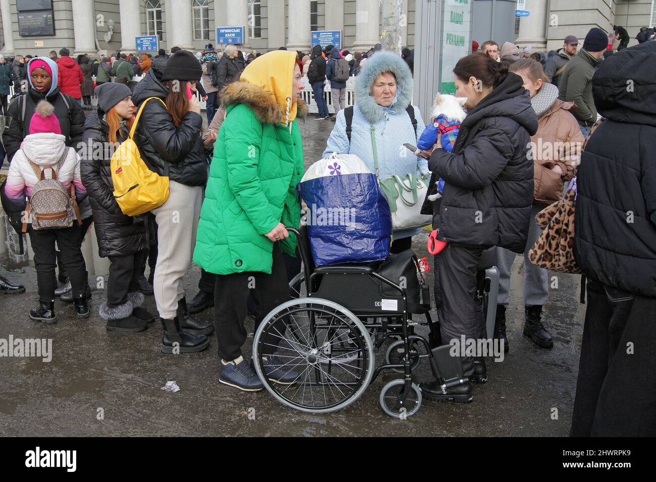 Les gens attendent des trains d'évacuation à la gare de Dnipro, dans le  centre de l'Ukraine. L'Ukraine est attaquée par des envahisseurs russes  depuis février 24. 6 mars 2022. Photo de Myak/Ukrinform/ABACAPRESS.COM