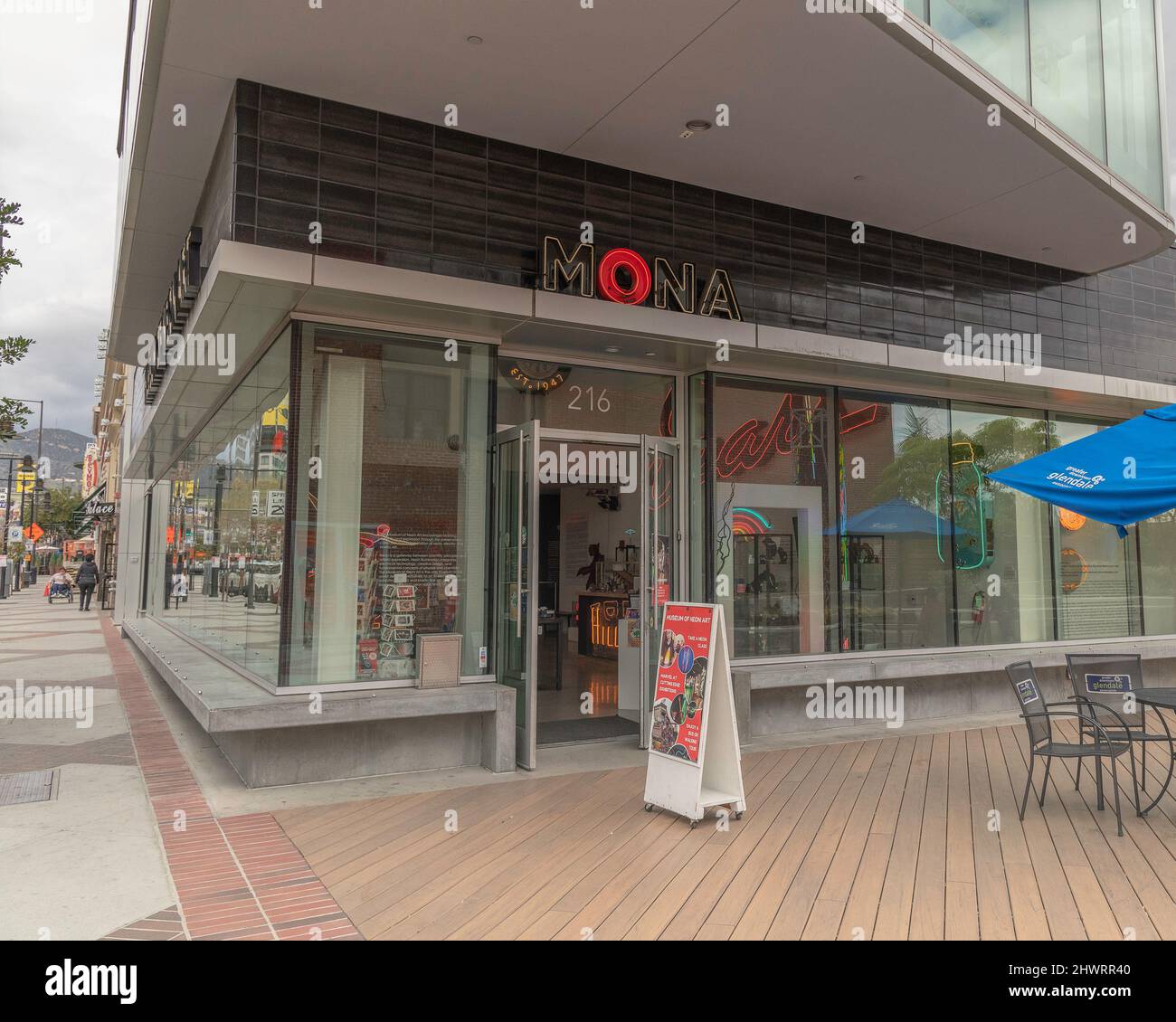 Glendale, CA, Etats-Unis - 4 mars 2022 : extérieur du musée d'art Neon à Glendale, CA. Banque D'Images