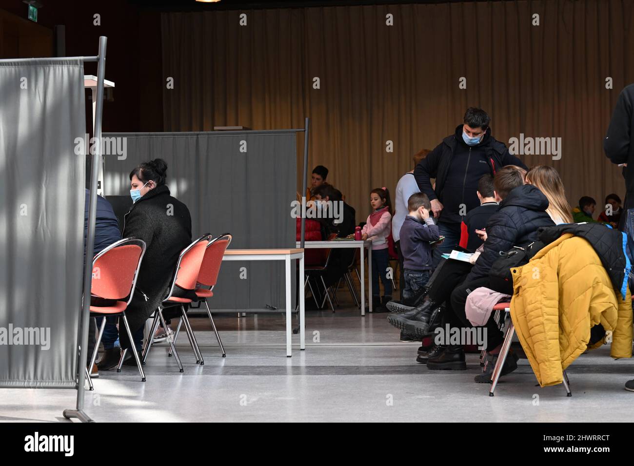 07 mars 2022, Saxe-Anhalt, Halle (Saale): Des familles de réfugiés d'Ukraine s'assoient dans le centre d'accueil de Halle/Saale. À court terme, la ville a mis en place un centre central d'accueil et d'enregistrement pour les réfugiés ukrainiens dans le Kulturtreff. Photo: Hendrik Schmidt/dpa-Zentralbild/dpa Banque D'Images