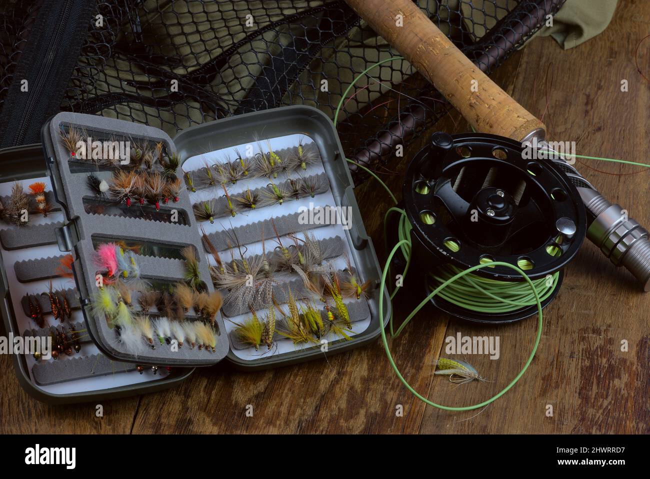 gros plan sur les accessoires et les articles de pêche à la mouche sèche Banque D'Images
