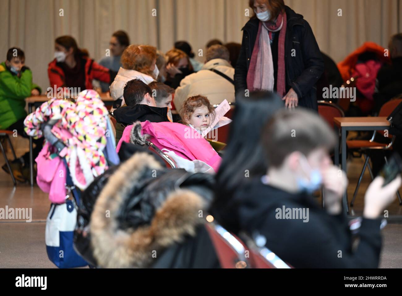 07 mars 2022, Saxe-Anhalt, Halle (Saale): Des familles de réfugiés d'Ukraine s'assoient dans le centre d'accueil de Halle/Saale. À court terme, la ville a mis en place un centre central d'accueil et d'enregistrement pour les réfugiés ukrainiens dans le Kulturtreff. Photo: Hendrik Schmidt/dpa-Zentralbild/dpa Banque D'Images
