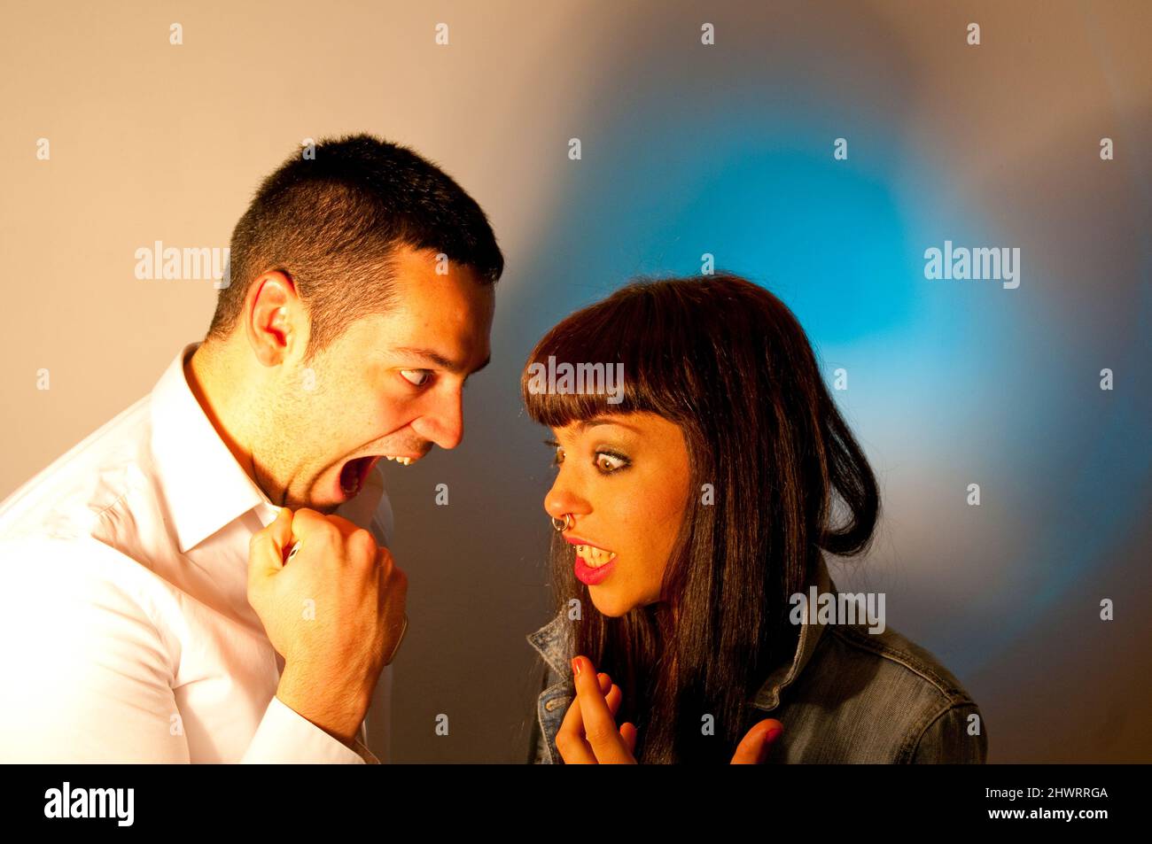 Relations humaines: Jeune couple ayant un argument. Banque D'Images