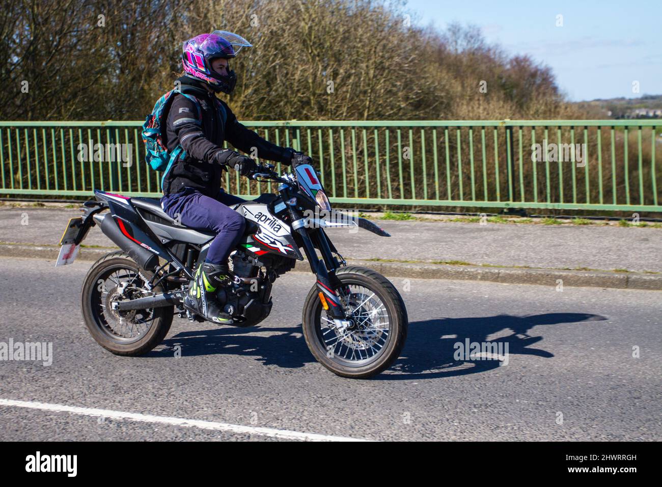 2020 moto à essence Aprilia SX 124cc argent avec conducteur apprenant ;  motocycliste ; transport à deux roues, motocyclettes, véhicule, Routes,  motos, motocyclistes motards en voiture à Chorley, Royaume-Uni Photo Stock  - Alamy