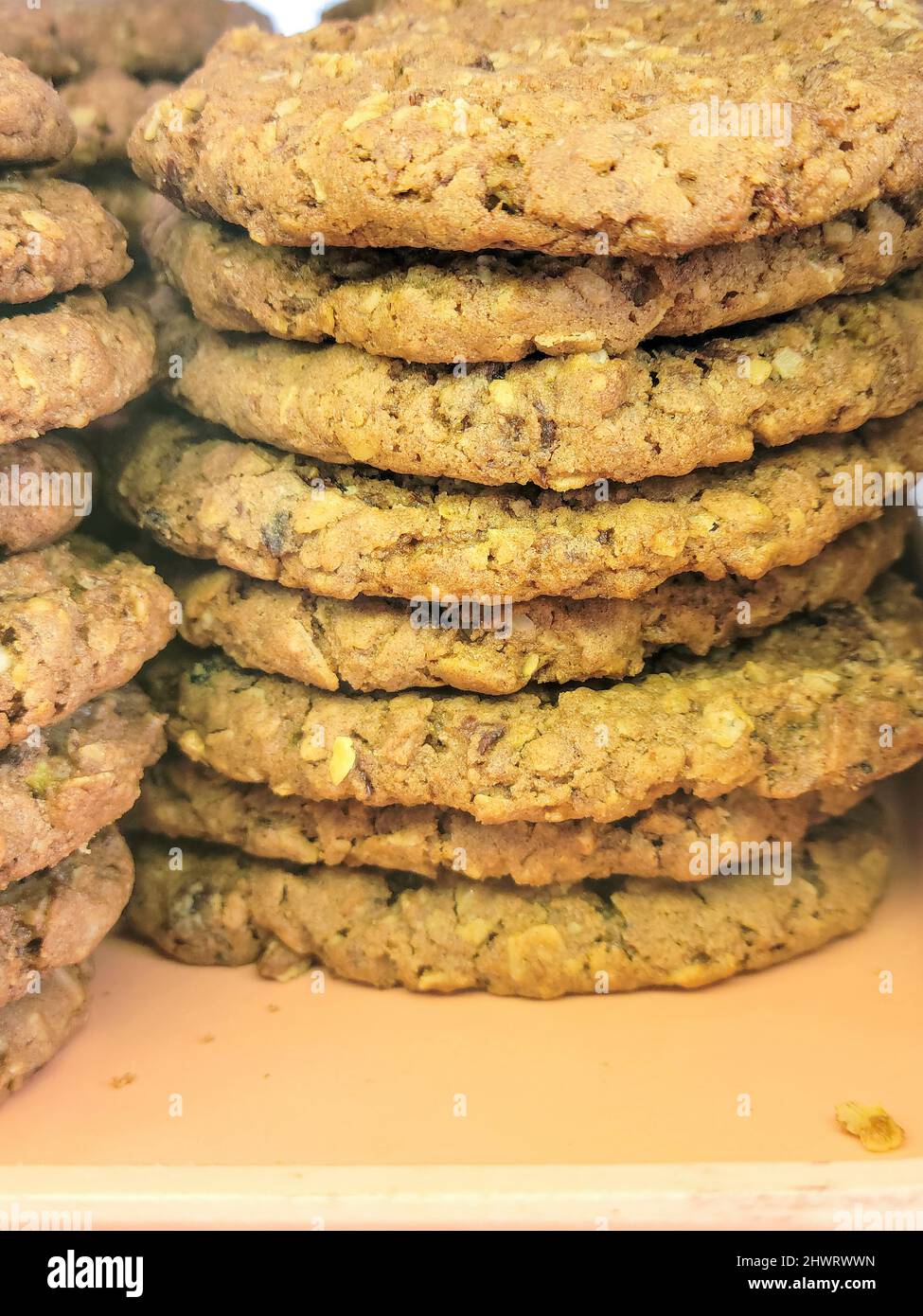 Une pile de biscuits aux raisins secs de gruau sur le plateau de la boulangerie Banque D'Images