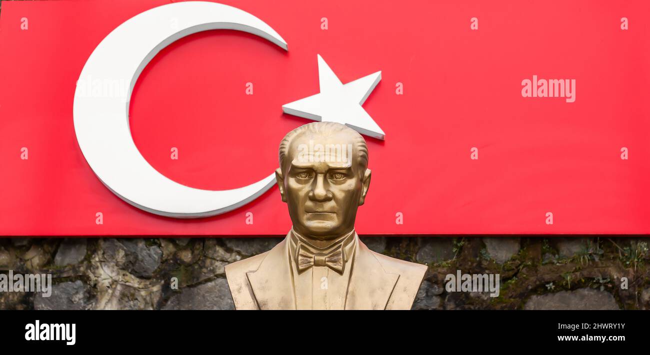 Buste d'Ataturk avec drapeau national turc sur fond, statue d'Ataturk, fondateur de la Turquie moderne Banque D'Images