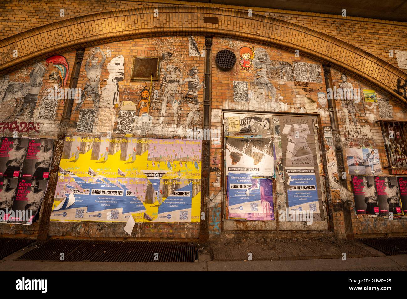 Des graffitis chaotiques ornent la station Hackescher markt au niveau de la rue la station markt au niveau de la rue à Berlin, en Allemagne. Banque D'Images