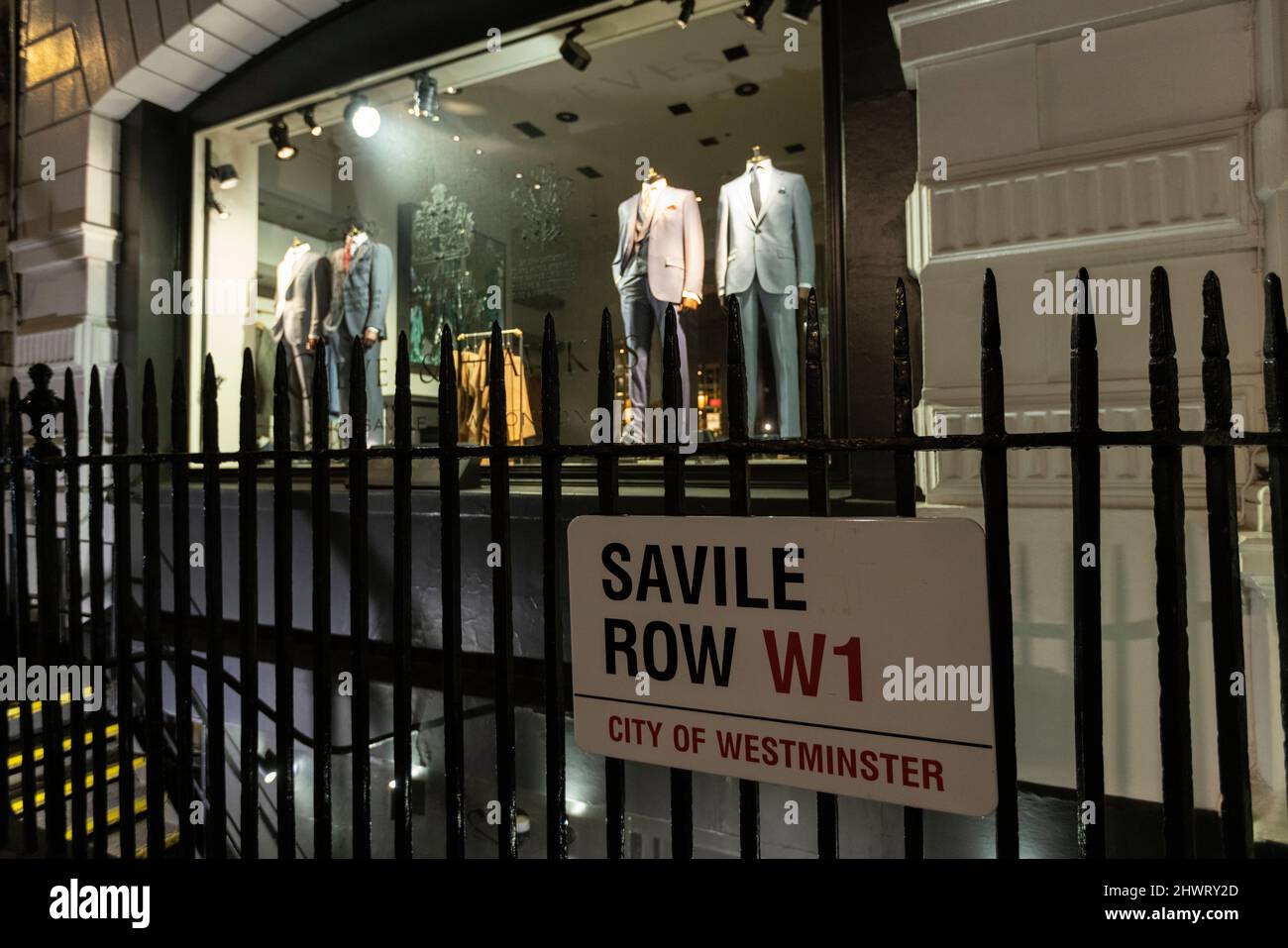 Savile Row à la nuit à Mayfair, dans le centre de Londres, connu pour ses vêtements traditionnels sur mesure pour hommes depuis le 19th siècle Banque D'Images
