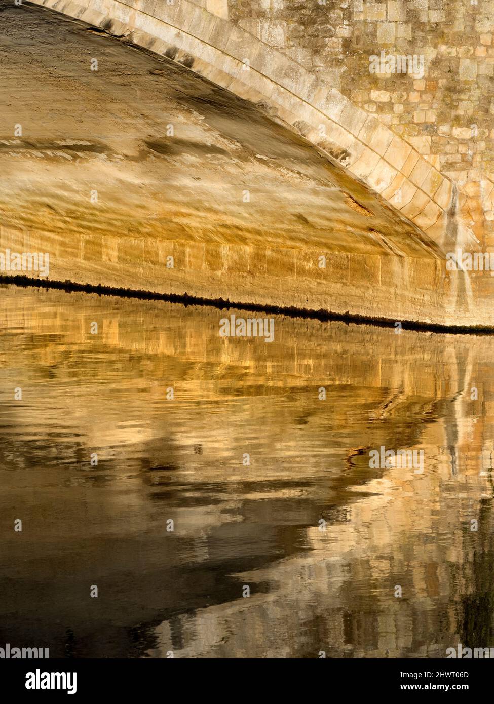 Réflexions sereines sous le pont d'Abingdon au lever du soleil Banque D'Images