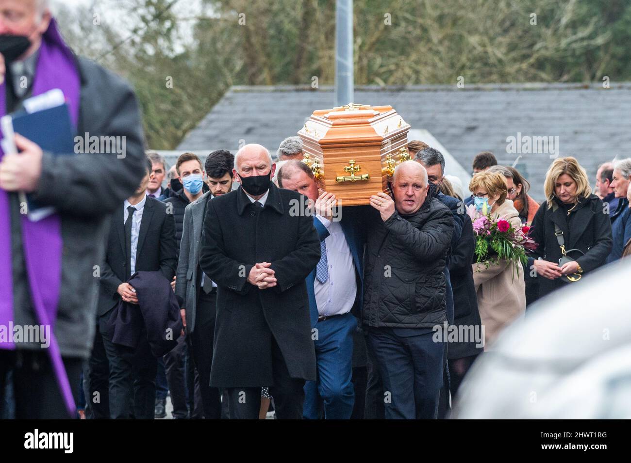 Drimoleague, West Cork, Irlande. 7th mars 2022. Les funérailles ont eu lieu aujourd'hui de l'agriculteur Joe McCarthy qui est mort jeudi dernier quand il est tombé dans une fosse à lisier de sa ferme. Les funérailles ont eu lieu cet après-midi à l'église de la Toussaint, Drimoleague. L'Association des agriculteurs irlandais et le Club GAA de Clann na nGael ont formé une garde d'honneur alors que le cercueil était épaulé pour l'enterrement. Crédit : AG News/Alay Live News Banque D'Images